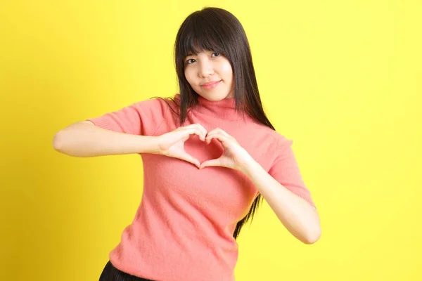 Sarı Arka Planda Sıradan Giyinmiş Asyalı Genç Kız — Stok fotoğraf