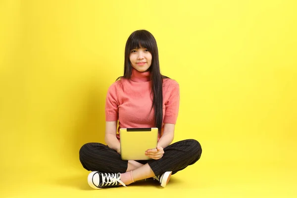 Menina Asiática Adolescente Com Vestido Casual Sentado Fundo Amarelo — Fotografia de Stock