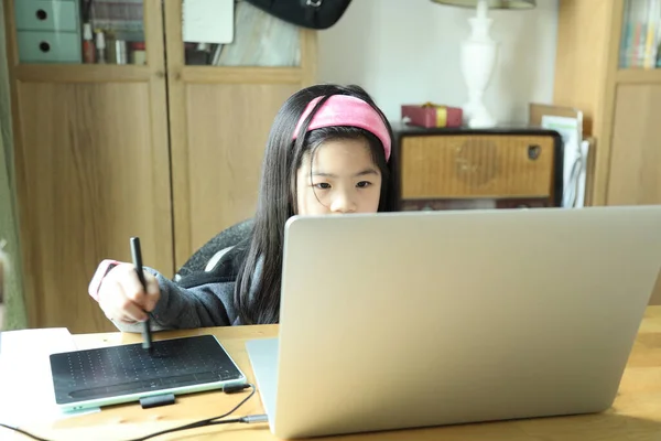 Urocza Młoda Dziewczyna Siedzi Przy Biurku Laptopem — Zdjęcie stockowe