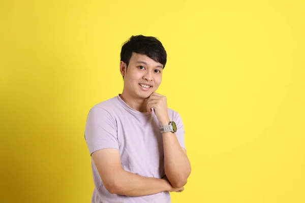 Mladý Dospělý Asijský Muž Stojící Žlutém Pozadí — Stock fotografie