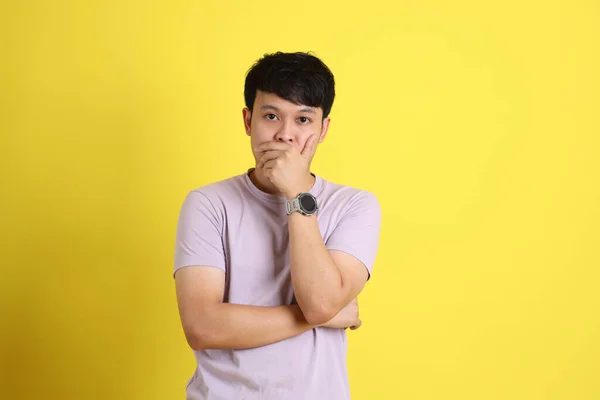 Jonge Volwassen Aziatische Man Staat Gele Achtergrond — Stockfoto