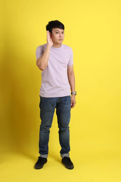 Der Junge Erwachsene Asiatische Mann Steht Auf Gelbem Hintergrund — Stockfoto