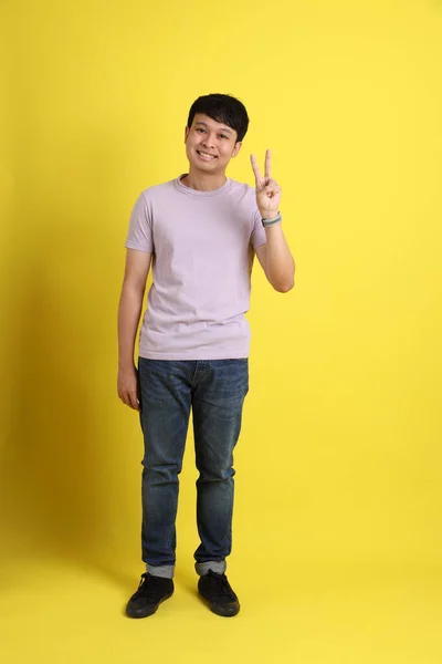 Der Junge Erwachsene Asiatische Mann Steht Auf Gelbem Hintergrund — Stockfoto