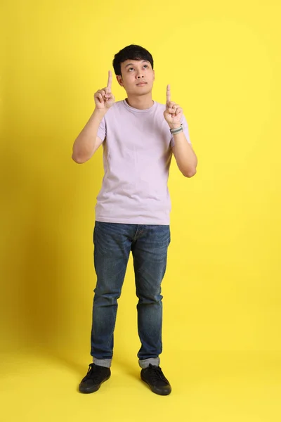 Jeune Homme Asiatique Adulte Debout Sur Fond Jaune — Photo