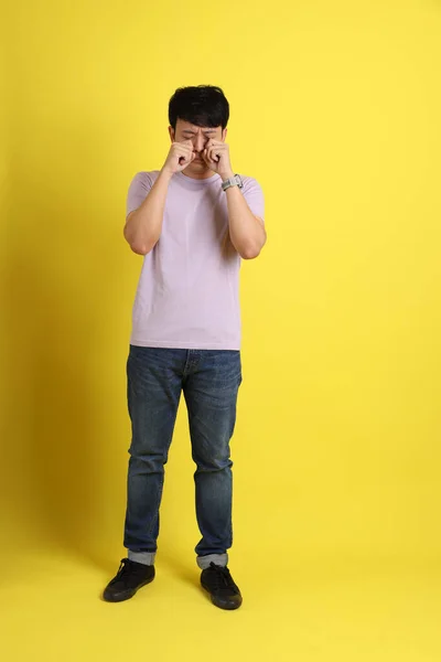 Mladý Dospělý Asijský Muž Stojící Žlutém Pozadí — Stock fotografie