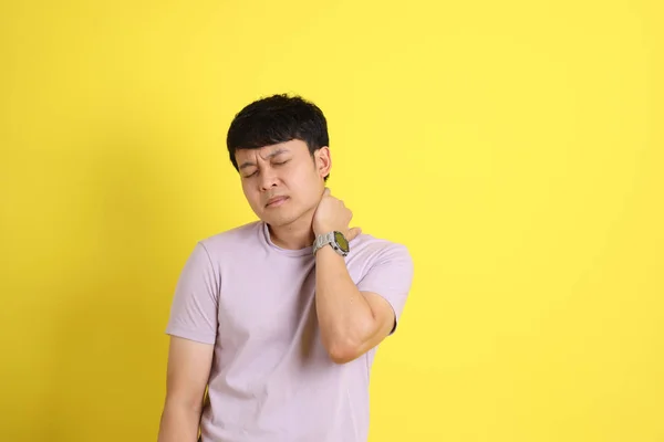 Joven Adulto Asiático Pie Sobre Fondo Amarillo —  Fotos de Stock