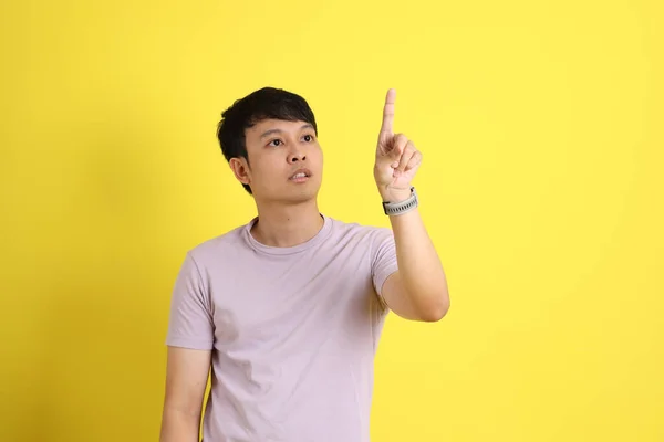 Den Unga Vuxna Asiatiska Mannen Står Den Gula Bakgrunden — Stockfoto