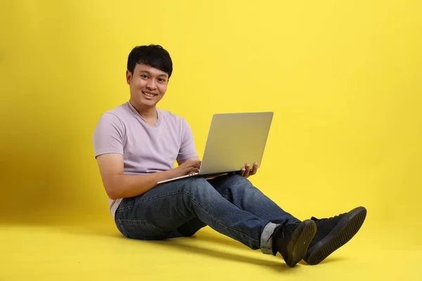 Joven Adulto Asiático Sentado Sobre Fondo Amarillo — Foto de Stock