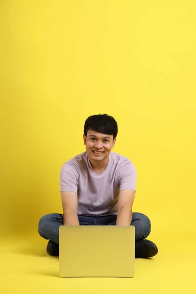 Joven Adulto Asiático Sentado Sobre Fondo Amarillo — Foto de Stock