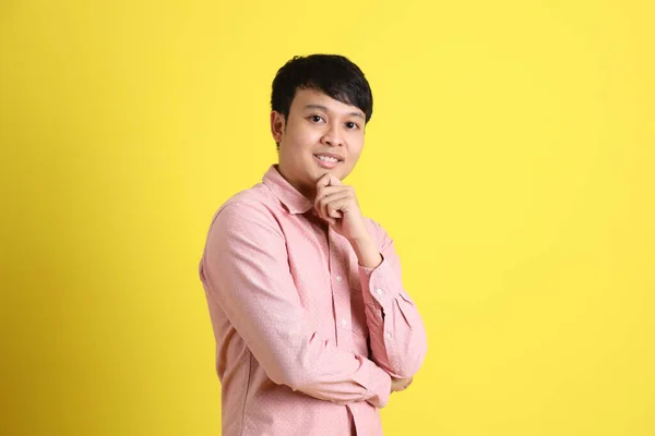 Aziatische Man Met Roze Shirt Gele Achtergrond — Stockfoto
