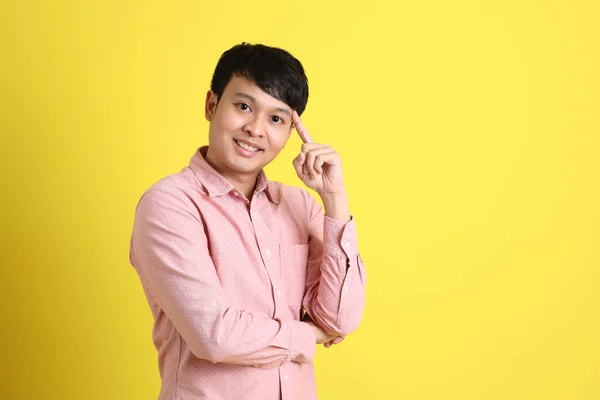 Азиатский Мужчина Розовой Рубашке Стоит Желтом Фоне — стоковое фото
