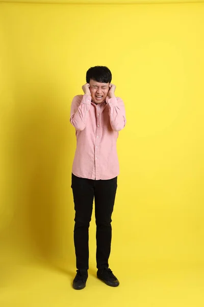 Hombre Asiático Con Camisa Rosa Pie Sobre Fondo Amarillo —  Fotos de Stock