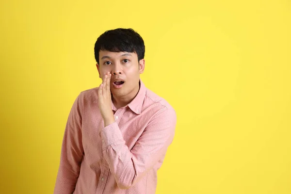 Pria Asia Dengan Kemeja Merah Muda Berdiri Latar Belakang Kuning — Stok Foto