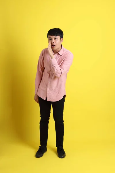 Hombre Asiático Con Camisa Rosa Pie Sobre Fondo Amarillo — Foto de Stock