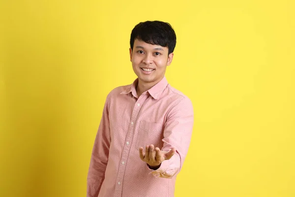 Aziatische Man Met Roze Shirt Gele Achtergrond — Stockfoto