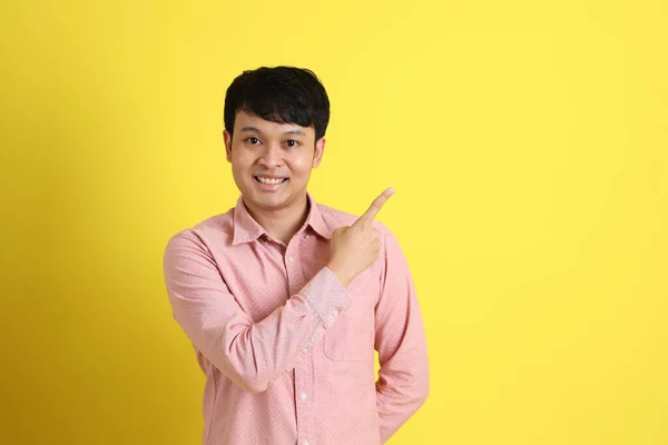 Hombre Asiático Con Camisa Rosa Pie Sobre Fondo Amarillo — Foto de Stock