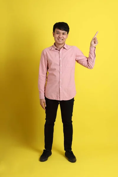 Asijský Muž Růžovou Košili Stojící Žlutém Pozadí — Stock fotografie