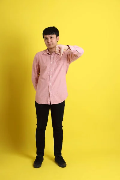 Homem Asiático Com Camisa Rosa Sobre Fundo Amarelo — Fotografia de Stock