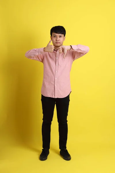 Homme Asiatique Avec Chemise Rose Debout Sur Fond Jaune — Photo