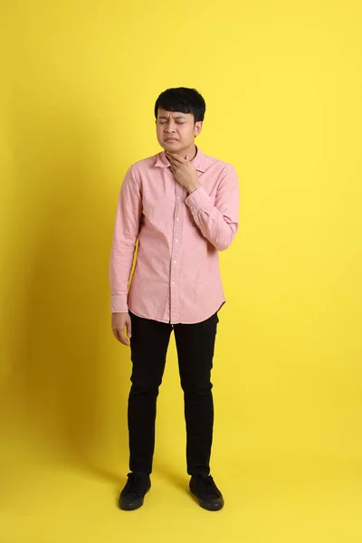 Homem Asiático Com Camisa Rosa Sobre Fundo Amarelo — Fotografia de Stock