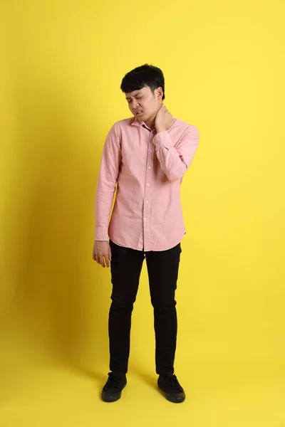 Homem Asiático Com Camisa Rosa Sobre Fundo Amarelo — Fotografia de Stock