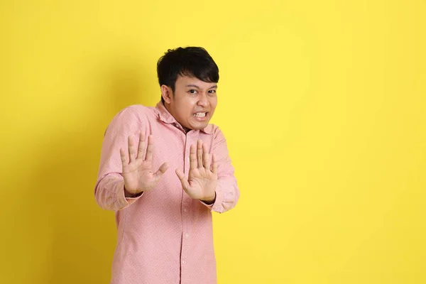 Asian Man Pink Shirt Standing Yellow Background — Stock Photo, Image
