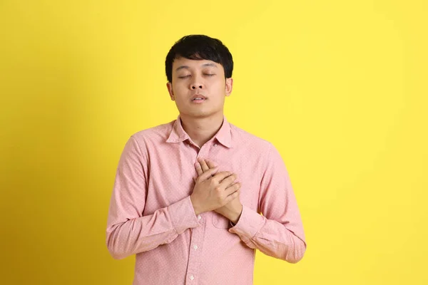 Uomo Asiatico Con Camicia Rosa Piedi Sullo Sfondo Giallo — Foto Stock