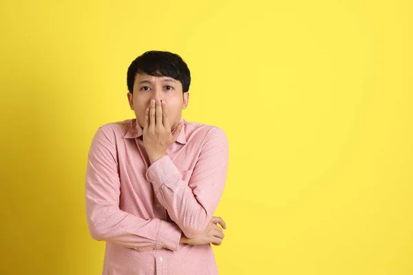 Hombre Asiático Con Camisa Rosa Pie Sobre Fondo Amarillo —  Fotos de Stock