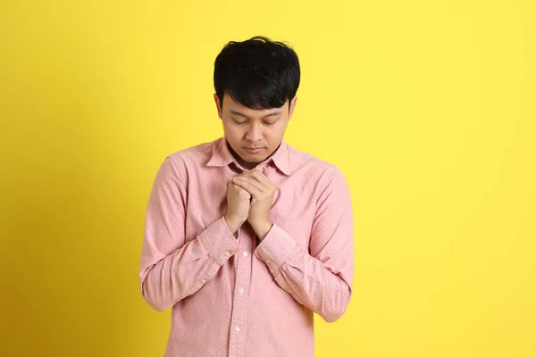 Uomo Asiatico Con Camicia Rosa Piedi Sullo Sfondo Giallo — Foto Stock