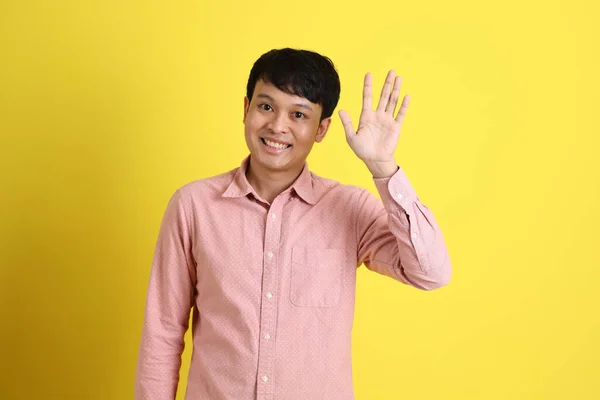 Asijský Muž Růžovou Košili Stojící Žlutém Pozadí — Stock fotografie
