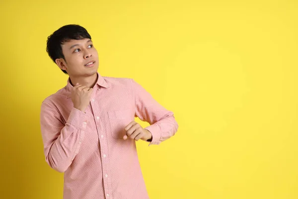 Homme Asiatique Avec Chemise Rose Debout Sur Fond Jaune — Photo