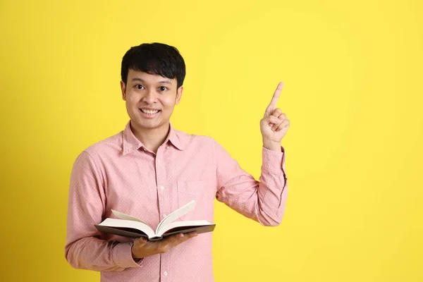 Der Junge Erwachsene Asiatische Mann Steht Auf Gelbem Hintergrund — Stockfoto