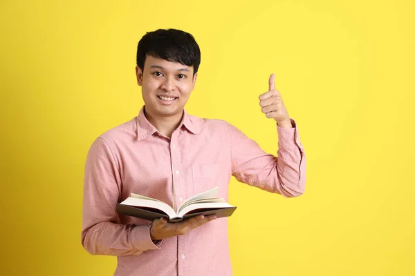 Jovem Adulto Asiático Homem Sobre Fundo Amarelo — Fotografia de Stock