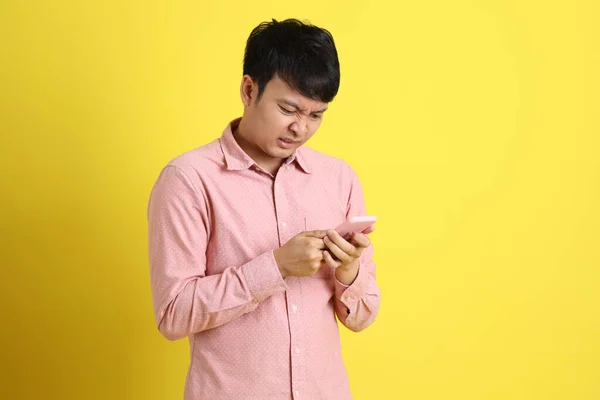 Jeune Homme Asiatique Adulte Debout Sur Fond Jaune — Photo