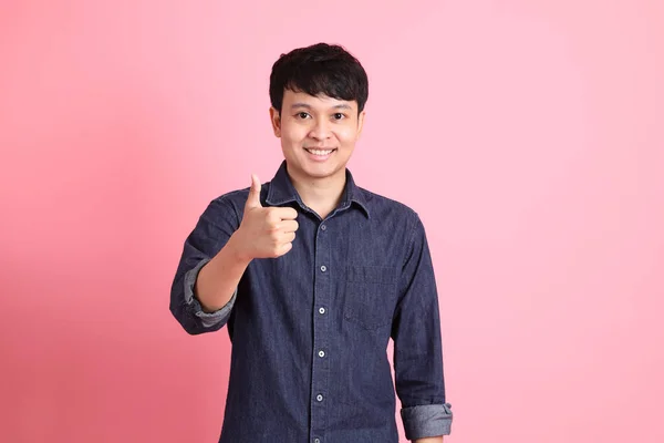 Der Junge Erwachsene Asiatische Mann Steht Auf Dem Rosa Hintergrund — Stockfoto