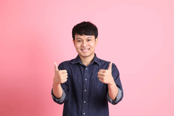 Der Junge Erwachsene Asiatische Mann Steht Auf Dem Rosa Hintergrund — Stockfoto