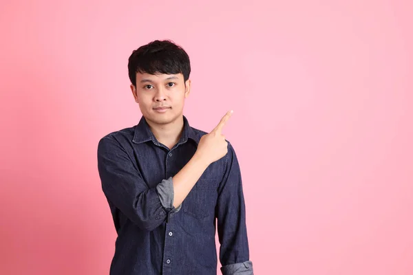Jovem Adulto Asiático Homem Sobre Fundo Rosa — Fotografia de Stock