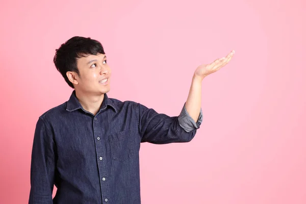 Den Unga Vuxna Asiatiska Mannen Står Den Rosa Bakgrunden — Stockfoto
