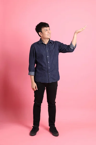 Der Junge Erwachsene Asiatische Mann Steht Auf Dem Rosa Hintergrund — Stockfoto