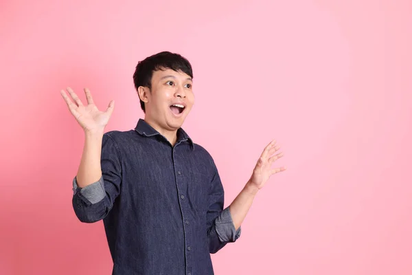 Jonge Volwassen Aziatische Man Staat Roze Achtergrond — Stockfoto