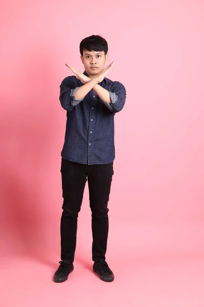 Den Unga Vuxna Asiatiska Mannen Står Den Rosa Bakgrunden — Stockfoto