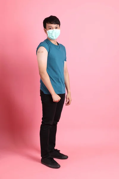 Νεαρός Ενήλικας Ασιάτης Που Στέκεται Στο Ροζ Φόντο Φορώντας Μάσκα — Φωτογραφία Αρχείου