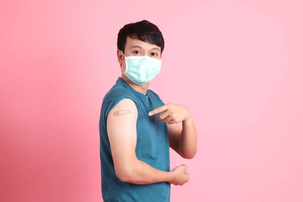 Jonge Volwassen Aziatische Man Staat Roze Achtergrond Met Bescherming Masker — Stockfoto