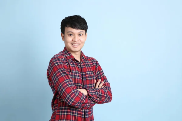 Der Junge Erwachsene Asiatische Mann Steht Auf Dem Blauen Hintergrund — Stockfoto