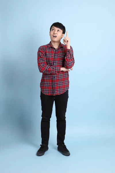 Der Junge Erwachsene Asiatische Mann Steht Auf Dem Blauen Hintergrund — Stockfoto