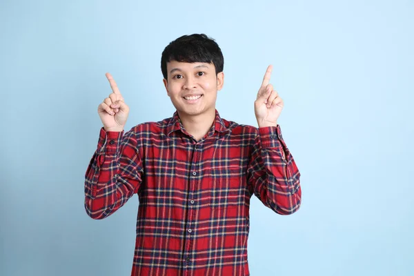 Der Junge Erwachsene Asiatische Mann Steht Auf Dem Blauen Hintergrund — Stockfoto