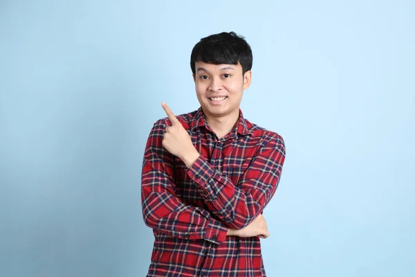 Jeune Homme Asiatique Adulte Debout Sur Fond Bleu — Photo
