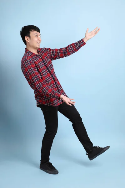 Den Unga Vuxna Asiatiska Mannen Står Den Blå Bakgrunden — Stockfoto