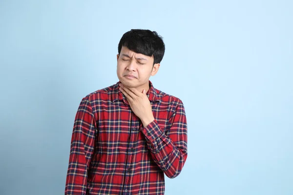Giovane Uomo Asiatico Adulto Piedi Sullo Sfondo Blu — Foto Stock