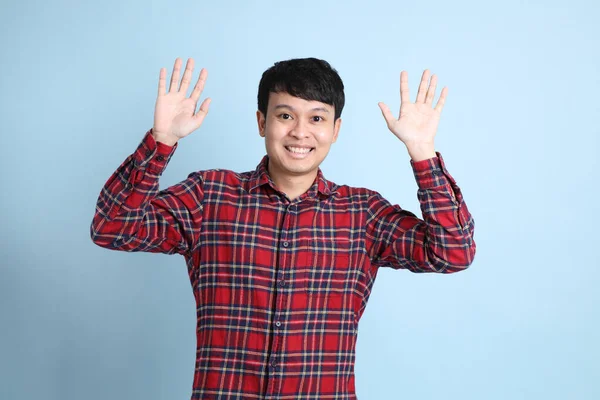 Mladý Dospělý Asijský Muž Stojící Modrém Pozadí — Stock fotografie